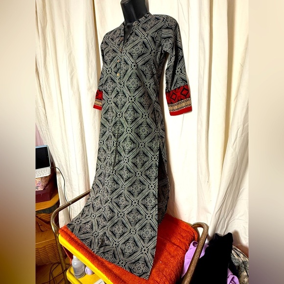 Gorgeous Indian Kurta Women's Sz M Embroidered Wrist Cuffs PTP 16" (Runs Small) - Picture 2 of 7